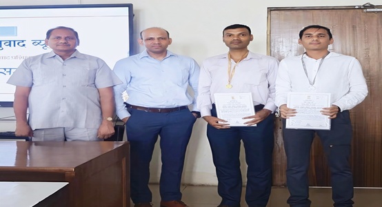 केंद्रीय अनुवाद ब्यूरो के निदेशक ले॰ कर्नल राम नरेश शर्मा तथा संयुक्त निदेशक श्री नरेश कुमार के साथ प्रारंभिक अनुवाद प्रशिक्षण कार्यक्रम (29वां बैच) के मेडल विजेता।